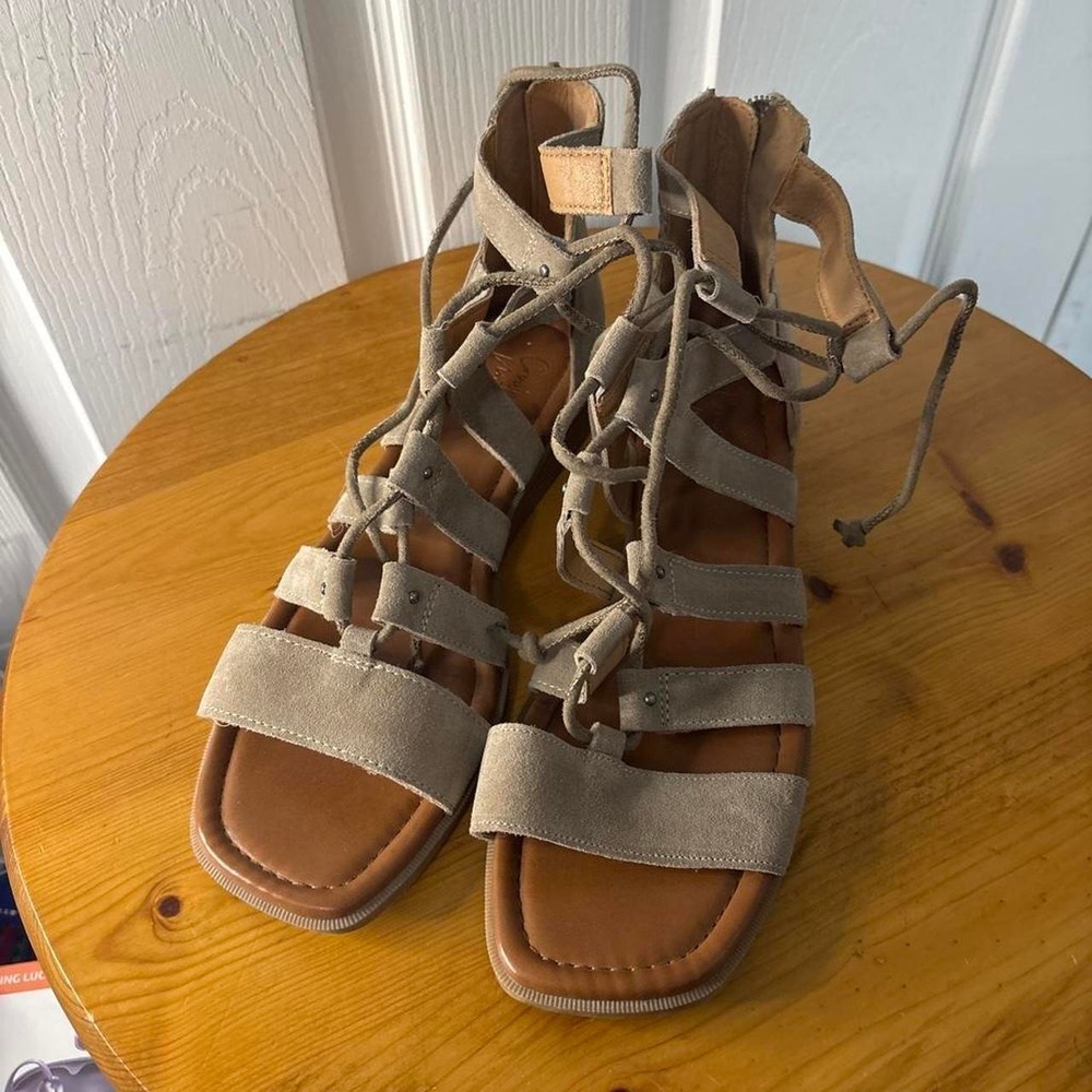 Crown Vintage Tan Gladiator Sandals 8M